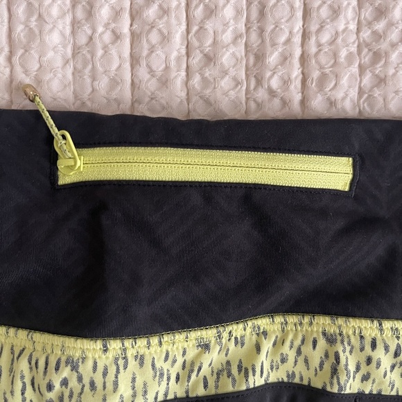 Lululemon Women Run Times Short 4" Dottie Dash Clarity Yellow Black Polka Dot 6 - Picture 3 of 9